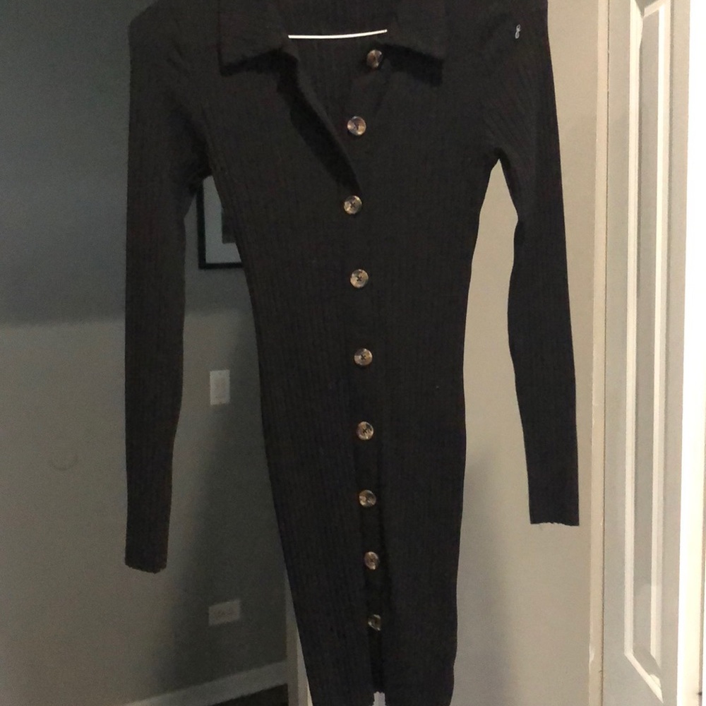 Sweater dress with two functional buttons
